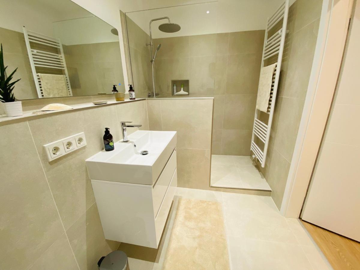 Raum2Go - No1 Modernes Ruhiges 2-Schlafzimmer Apartment City & Park วิสบาเดน ภายนอก รูปภาพ